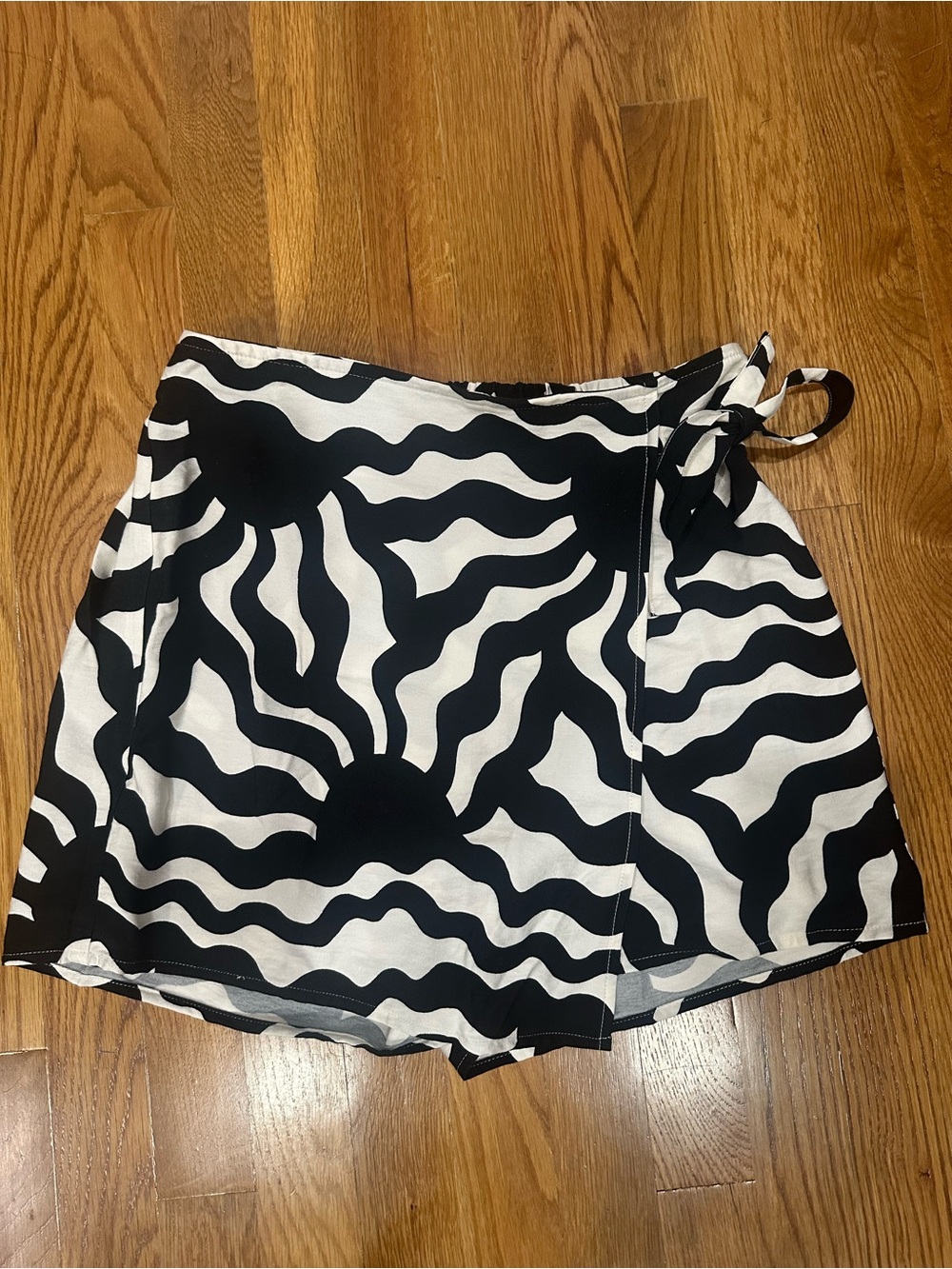 Black & White Wave Print Women’s Wrap Skort. 
Loft Outlet. XS